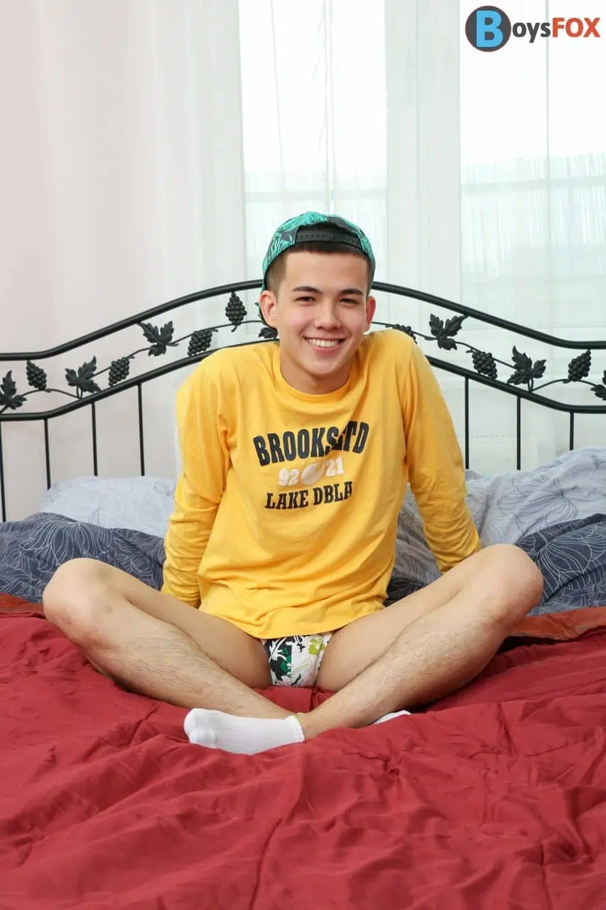 HISINNOCENT YOUNG HOLE STRETCHES SOWIDE