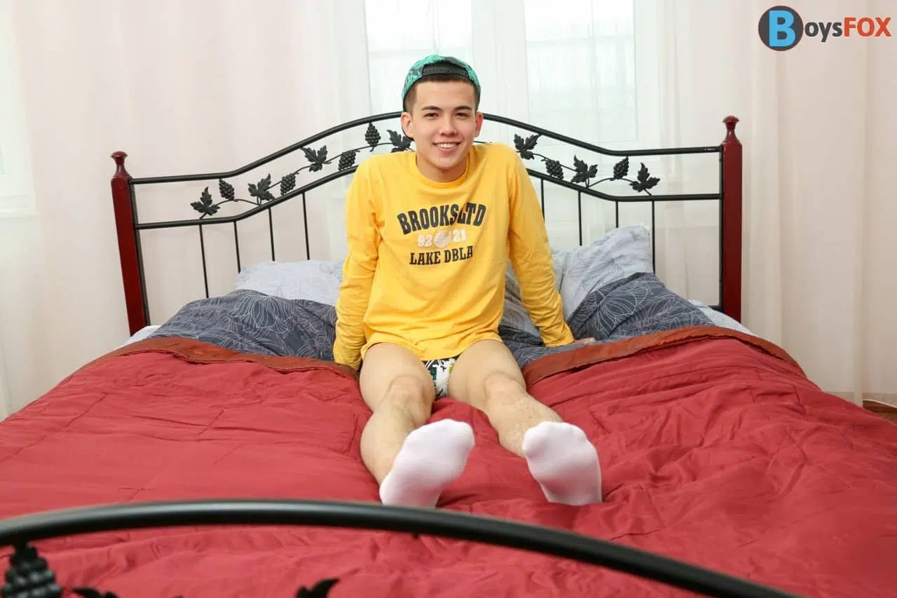 HISINNOCENT YOUNG HOLE STRETCHES SOWIDE